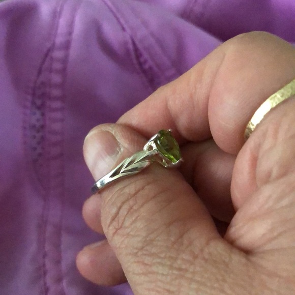 Sterling silver peridot ring - Picture 2 of 2